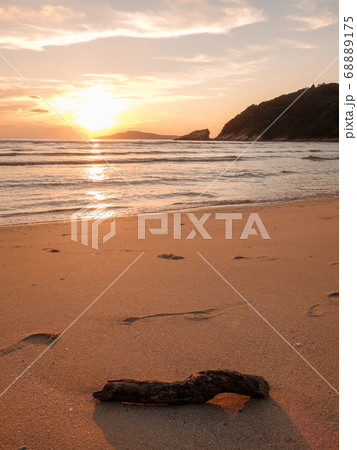 五島列島福江島のビーチで見る夕陽 68889175