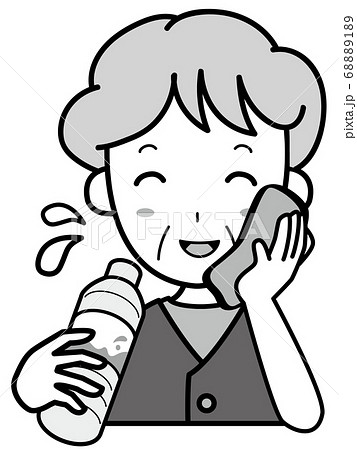 真夏の外出中、水分補給をするおばあさん（上半身） 68889189
