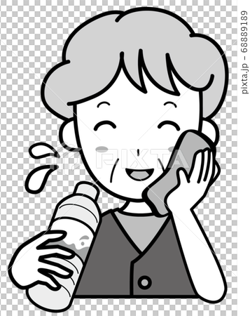 真夏の外出中、水分補給をするおばあさん（上半身） 68889189