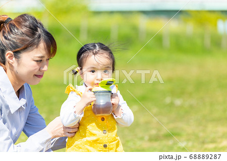 公園で遊ぶ可愛い女の子 公園で遊ぶ可愛い女の子 68889287