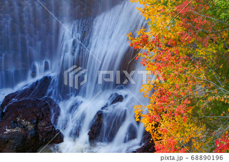 風景写真 縦位置写真 秋 美しい滝の紅葉写真 岩手県 八幡平 青空 風景写真 縦位置写真 秋 美しい滝の紅葉写真 岩手県 八幡平 青空 68890196