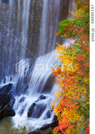 風景写真 縦位置写真 秋 美しい滝の紅葉写真 岩手県 八幡平 青空 風景写真 縦位置写真 秋 美しい滝の紅葉写真 岩手県 八幡平 青空 68890197