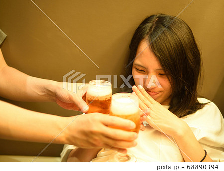ビールを進められて嫌がる若い女性2 ビールを進められて嫌がる若い女性2 68890394