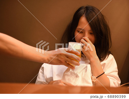 ビールを進められて嫌がる若い女性7 ビールを進められて嫌がる若い女性7 68890399