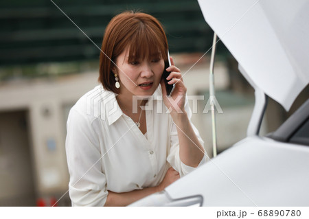 車が故障した女性 68890780