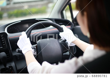 ドライブ手袋をして運転する女性 68890781