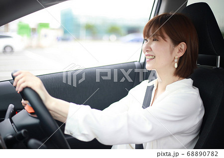 運転する女性 運転する女性 68890782