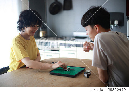 オセロをするカップル 68890949