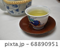 急須とともに並べられたお茶 68890951