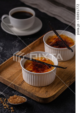 Creme brulee. French vanilla cream dessert Creme brulee. French vanilla cream dessert 68891772