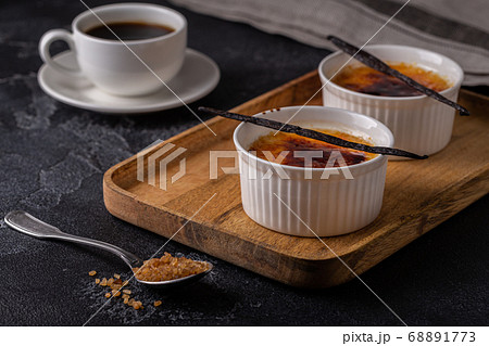 Creme brulee. French vanilla cream dessert Creme brulee. French vanilla cream dessert 68891773