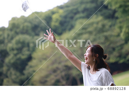 嬉しそうにマスクを放り投げる女性 嬉しそうにマスクを放り投げる女性 68892128