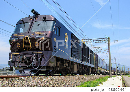 青空の下のクルーズトレイン「ななつ星」(JR九州) 青空の下のクルーズトレイン「ななつ星」(JR九州) 68892444