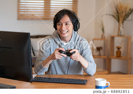 オンラインゲームをする若い男性 オンラインゲームをする若い男性 68892851
