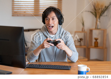 オンラインゲームをする若い男性 68892854