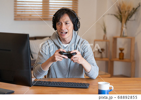 オンラインゲームをする若い男性 オンラインゲームをする若い男性 68892855