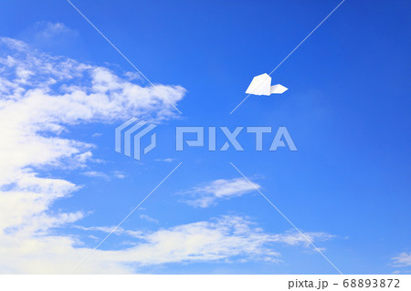 大空を飛ぶ紙ヒコーキ 68893872