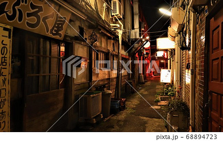 コロナ後の夜の街中、飲食店の路地裏は人がいない 68894723