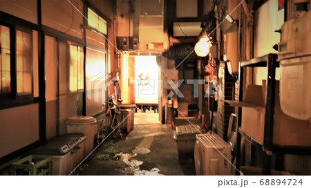 コロナ後の夜の街の誰もいない路地裏 68894724