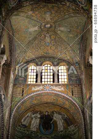 イタリアラヴェンナの教会内にあるモザイク画 イタリアラヴェンナの教会内にあるモザイク画 68894738