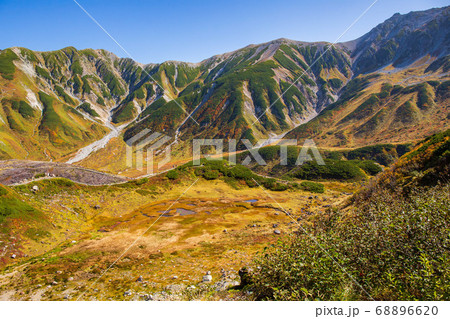 初秋の立山黒部アルペンルート 紅葉の室堂平 血の池 初秋の立山黒部アルペンルート 紅葉の室堂平 血の池 68896620