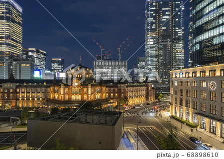 都市風景　ライトアップされた駅舎が美しい東京駅周辺の夜景　東京都千代田区丸の内 68898610