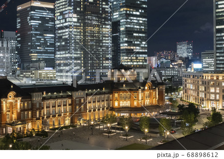 都市風景　ライトアップされた駅舎が美しい東京駅周辺の夜景　東京都千代田区丸の内 68898612