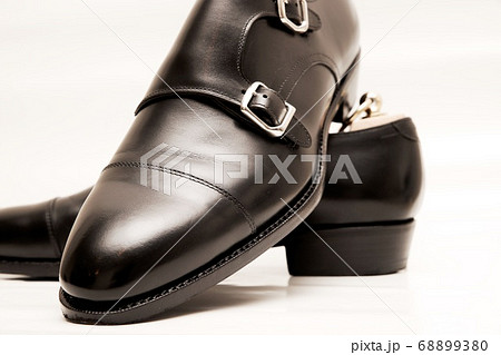 白背景で撮影した黒色のダブルモンクストラップの革靴 白背景で撮影した黒色のダブルモンクストラップの革靴 68899380