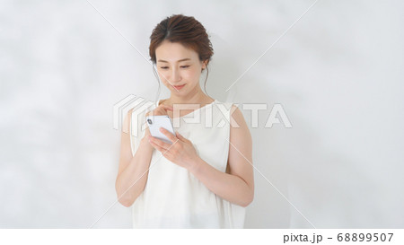 女性　スマートフォン 68899507