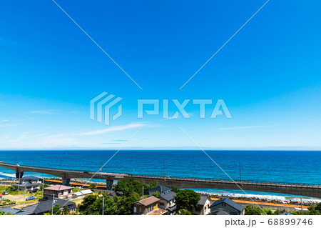 (茨城県-風景)高台から見渡す高架橋と太平洋10 68899746