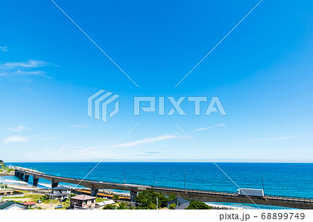 (茨城県-風景)高台から見渡す高架橋と太平洋9 68899749