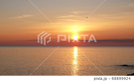 海に沈む夕日、パノラマ【知床 ウトロ港】 海に沈む夕日、パノラマ【知床 ウトロ港】 68899924