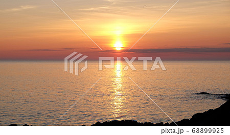 海に沈む夕日、ウトロ港【世界遺産 知床】 海に沈む夕日、ウトロ港【世界遺産 知床】 68899925