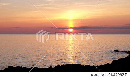海に沈む夕日の美しい光景 、世界遺産知床、 ウトロ港 6月 海に沈む夕日の美しい光景 、世界遺産知床、 ウトロ港 6月 68899927