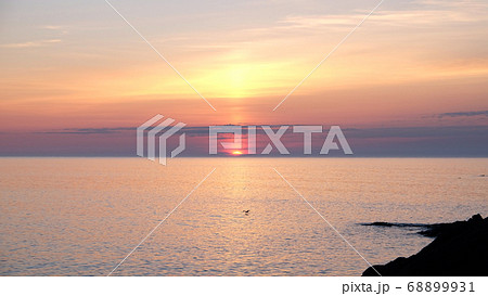 海に沈む夕日の美しい光景 、世界遺産知床、 ウトロ港 6月 海に沈む夕日の美しい光景 、世界遺産知床、 ウトロ港 6月 68899931