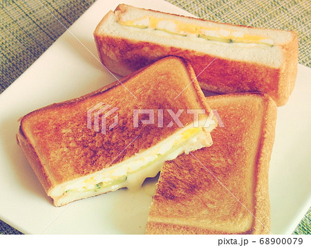 三切れの焼きたてホットサンド・焼きサンド 68900079