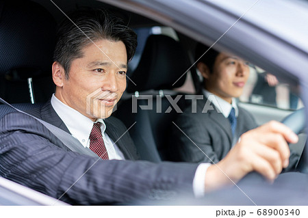 車を運転をするビジネスマン 車を運転をするビジネスマン 68900340