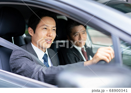 車を運転をするビジネスマン 68900341