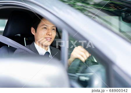 車を運転をするビジネスマンの写真素材