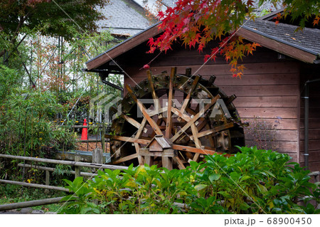 日本の原風景のイメージ写真 紅葉と古い水車 秋のイメージの写真素材