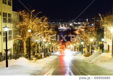 冬のイルミネーションされた八幡坂 函館市 冬のイルミネーションされた八幡坂 函館市 68900880