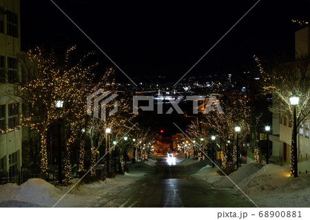 冬のイルミネーションされた八幡坂　函館市 68900881
