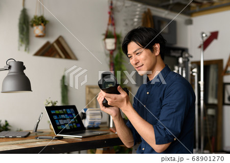 男性の休日ポートレイト 68901270