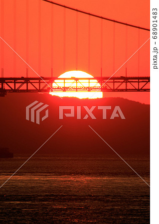 沈む夕日と特急「南風」(JR四国) 沈む夕日と特急「南風」(JR四国) 68901483