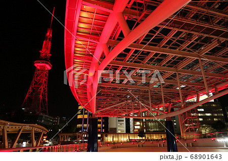 緊急事態宣言で赤くライトアップされた、オアシス21〈愛知県名古屋市〉 68901643