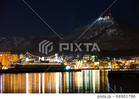 日没後の函館市内の観光名所の函館山、八幡坂、摩周丸　函館市若松町船溜まり 68901796