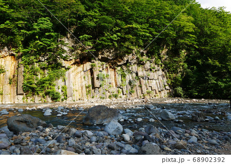 自然、災害、風景、写真　環境問題、岩手県八幡平玄武岩の増水後の流れてきた石の多さ 68902392