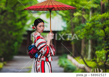 浴衣と和傘を持った女性 浴衣と和傘を持った女性 68902527