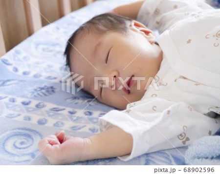 生後6日目のすやすや眠るかわいい赤ちゃん 生後6日目のすやすや眠るかわいい赤ちゃん 68902596