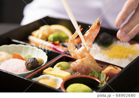 懐石弁当の盛り付けをする手元 懐石弁当の盛り付けをする手元 68902680